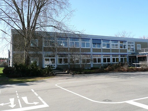 Grossansicht in neuem Fenster: Pausenhof mit Schulgebäude